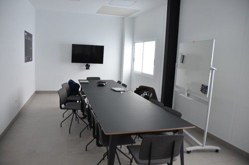 Las instalaciones cuentas con una sala de reuniones equipada con televisión y pizarra.