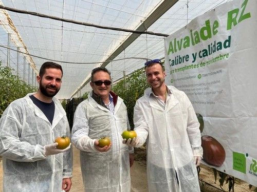 Manu Pozo (izda) de Rijk Zwaan, junto a visitantes a la jornada