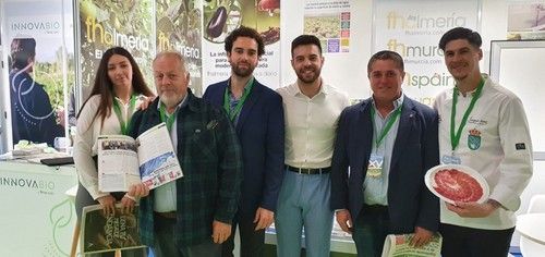 El equipo de LM Innovation junto a Carlos Gutiérrez, coordinador de FHAlmería, y 'Bernabé'