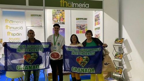 Paco, Joaquín, Nuria y Toñi, de UAI, con Joaquín López Bernabé (centro) en el stand de FHALMERÍA