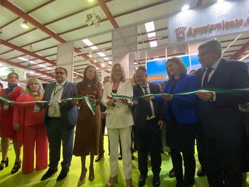 La alcaldesa de Níjar, Esperanza Pérez, corta la banda inaugural de Expolevante