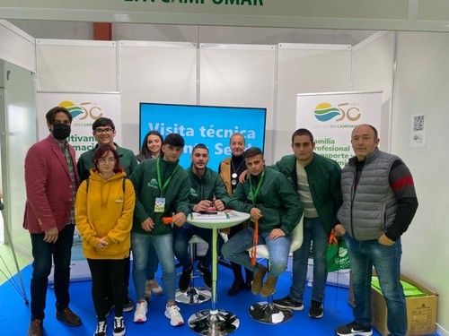 Alumnos y profesores de EFA Campomar