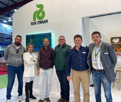 Trabajadores de Rijk Zwaan con algunos agricultores