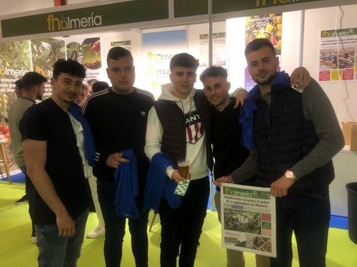 Grupo de jóvenes que visitaron la feria en el stand de FHALMERÍA