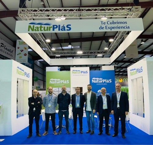 El equipo de Naturplás en su stand de la feria