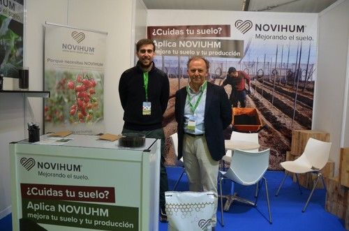 Equipo de Novihum desplazado a la feria