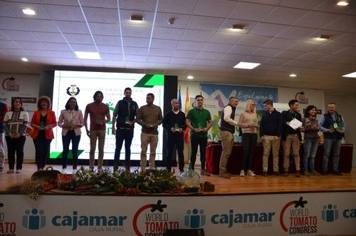 Parte del equipo de Agroponiente recogiendo el premio C-ITA