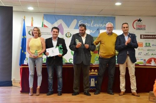 José Miguel López, presidente de Hortamar, junto a técnicos de la entidad recogiendo el distintivo C-ITA