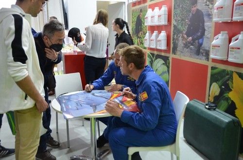 Miembros de la patrilla águila del Ejército del Aire firmaron autógrafos en el stand de BASF