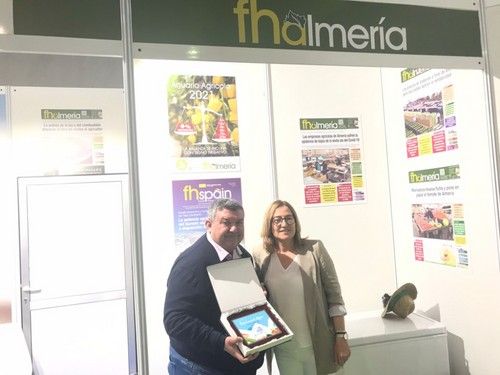 José Antonio Gutiérrez, director de fhalmería, recibió un reconocimiento por parte de la alcaldesa de Níjar, Esperanza Pérez