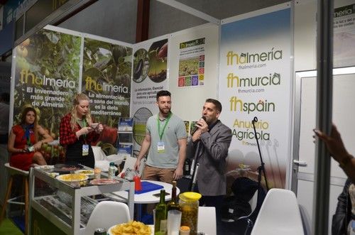 FHALMERÍA organizó un bingo en su stand, a cargo de Javier Cortés