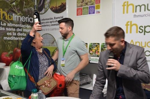 Maricarmen, ganadora de la línea del bingo de FHALMERÍA
