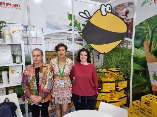 Irene, de Almeriplant, posa con Carmen García y Pilar Santorromán, de Agrobío.