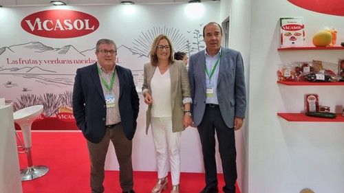 La alcaldesa de Níjar saludó al presidente y gerenten de Vicasol.