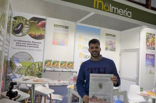 Víctor León, técnico comercial de Frabelse en el stand de FHALMERÍA