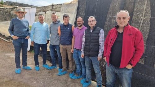 Algunos de los agricultores asistentes a las jornadas, con personal de Syngenta.