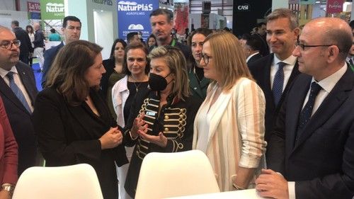 La consejera de Agricultura, Carmen Crespo, conoce de la mano de María del Mar Gimeno la gama de productos agrícolas de Rijk Zwaan.