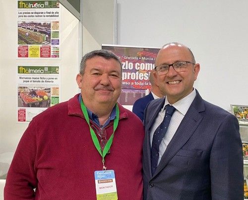 El director de FHALMERÍA, José Antonio Gutiérrez, con el ejidense Manuel Gómez Galera, director general de la Producción Agrícola y Ganadera de la Consejería de Agricultura.