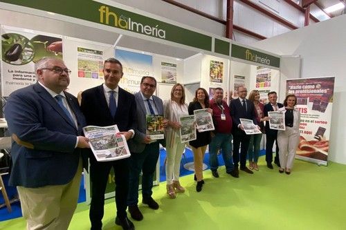 Autoridades locales y autonómicas posaron con el número especial de Expolevante editado por FHALMERÍA.