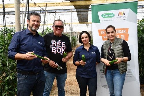 Parte del equipo de Vilmorin Mikado junto a uno de los agricultores asistentes a la jornada.