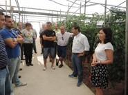 Los agricultores atentos a las explicaciones.