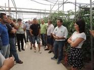 José Luis López, representante de Cosmocel Ibérica en Almería, Granada y Málaga, explicando las ventajas de los productos Cosmocel.