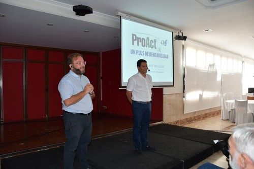 Arcos junto a Ángel Marín, director de Plant Health Care