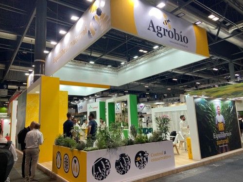 Agrobío atiende a clientes y visitantes en su stand.