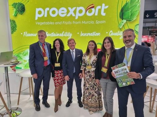Parte del equipo de Proexport posando con un ejemplar del anuario agrícola de FHMURCIA.