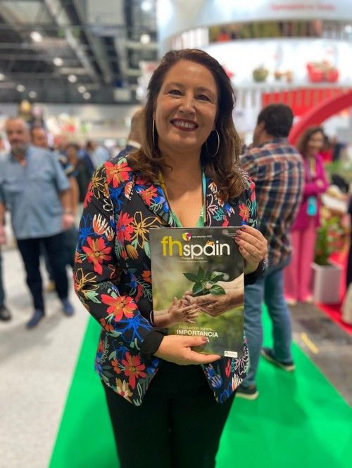 La consejera de Agricultura de la Junta de Andalucía posando junto al especial FHSPAIN.