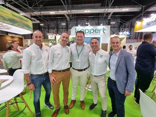 Boaz Oosthoek, general manager de Koppert España (centro) con parte del equipo desplazado hasta Fruit Attraction.
