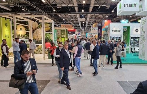 Público en el hall 7.