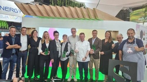 Foto de familia de los  premiados en los Premios Sakata