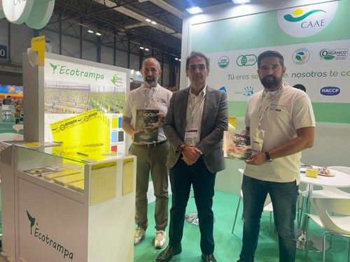 De derecha a izquierda: Jose Javier Leyva, ventas de Ecotrampa. Victoriano Povedano, gerente de Ecotrampa, y Francisco Javier Salas, ventas.