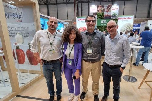 Eduard Fitó, presidente de Semillas Fitó (segundo derecha), con parte de su equipo en el hall 7.