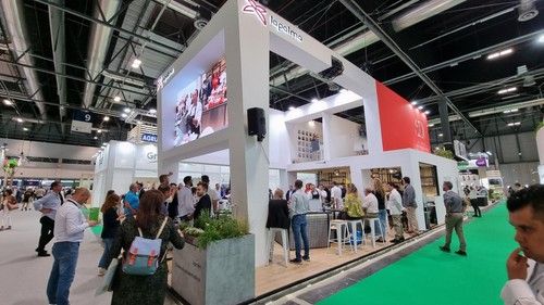 El stand del Grupo La Palma está siempre lleno de público.