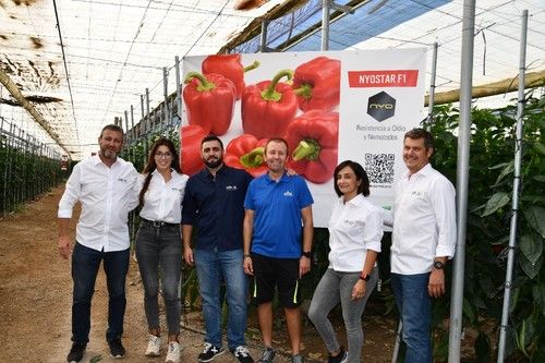Equipo de Vilmorin-Mikado que se desplazó hasta la jornada y, en el centro de la imagen, dueño de la finca.