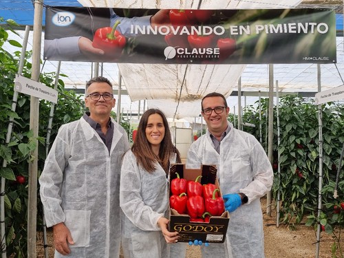Javier Achón, María Cara y Raimundo García muestran frutos de HMC 57288