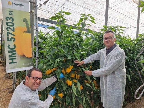 Raimundo García y Javier Achón muestran una de las novedades de este año.