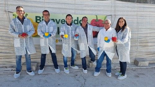 El equipo de HM.CLAUSE a las puertas de la nueva finca vitrina.