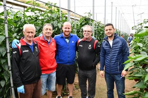 Jose Vázquez, de la casa de semillas, posa con algunos de los agricultores asistentes.