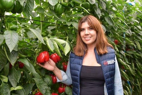 Lidia Martín muestra la novedad de Syngenta en estas jornadas.
