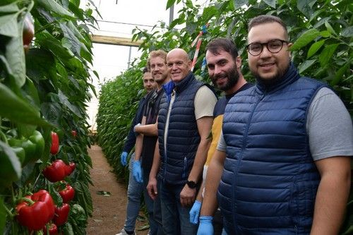 Juan Diego Martínez, de Syngenta, con un grupo de agricultores asistentes.