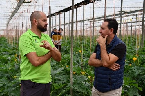 Manuel Fernández, de HM.CLAUSE, hablando con un agricultor asistente a la jornada.