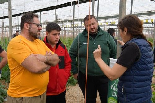 Beatriz Palmero explicando a los asistenes las características de Mandala