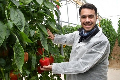 José Miguel Reyes, responsable de Marketing, con la variedad Reacción