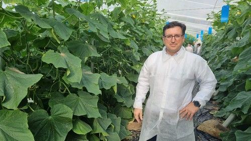José María García, de Syngenta, junto a la novedad Siriana.