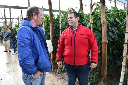 José Ramón Martínez Arnau, especialista de pimiento de BASF, conversa con uno de los asistentes.