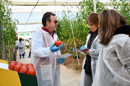 Andrés Pérez, de HM.CLAUSE, explicando las características de una novedad.