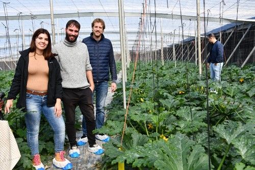 Lidia Martín, de Syngenta, atendiendo a unos agricultores en la jornada.